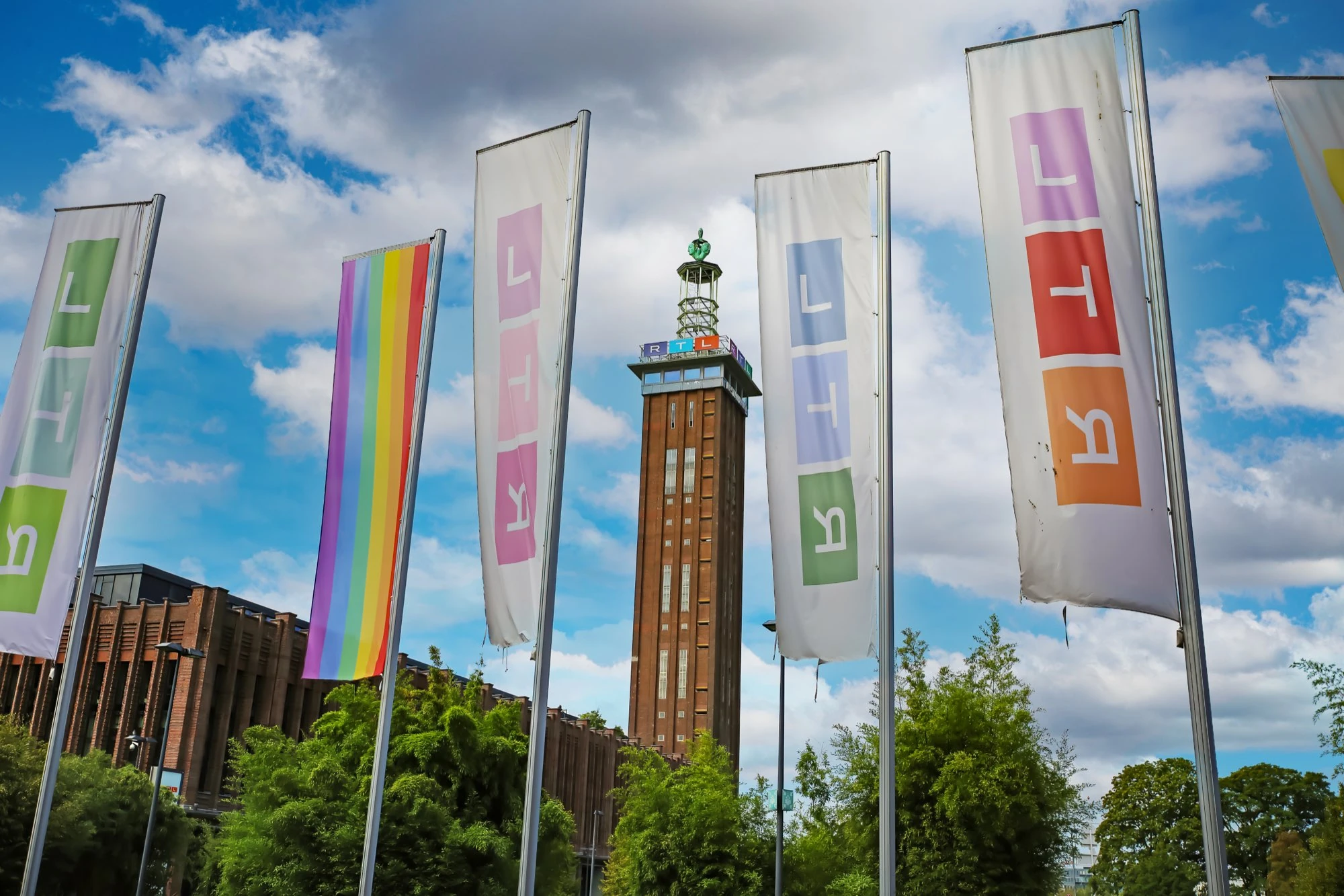 RTL-Fahnen vor dem Senderturm auf dem Kölner Messegelände
