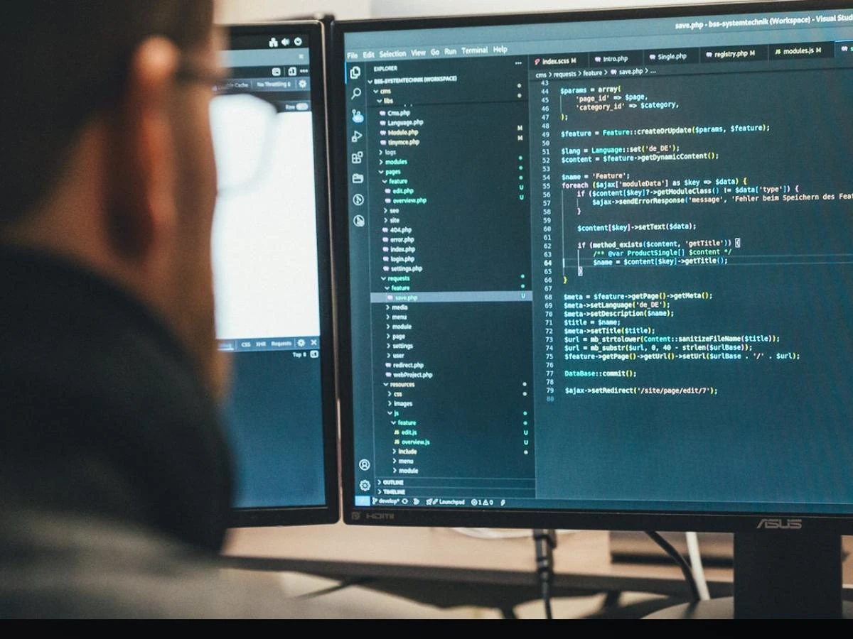 Entwickler setzt ein Website-Konzept am Monitor um